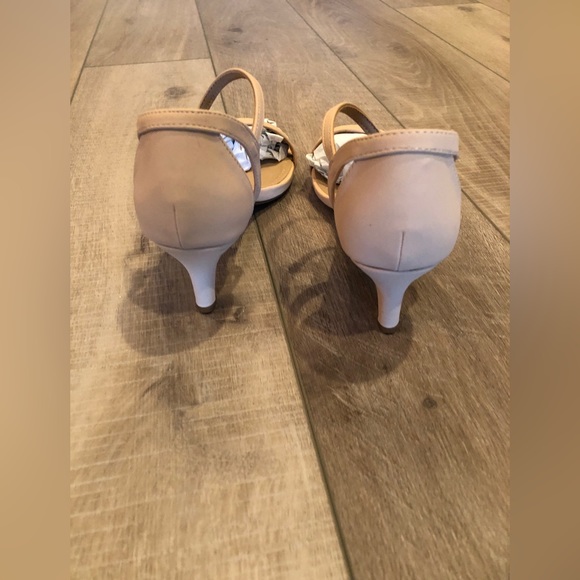 ✨New Beige Sandals✨ - Picture 3 of 8